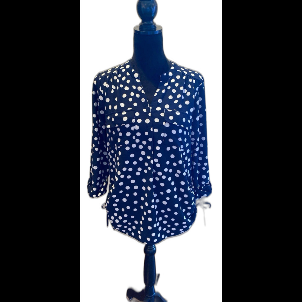 Roz & Ali Blouse Size Medium‎ Navy White Polka Dot Top Ruching Sides Flowy
